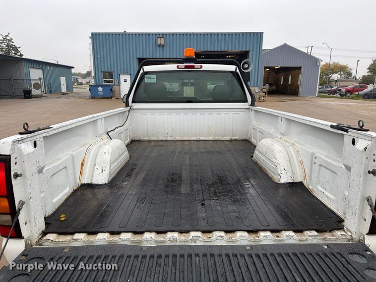 image for item EV7034 2004 GMC Sierra 2500HD pickup truck