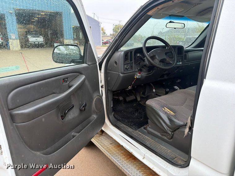 image for item EV7034 2004 GMC Sierra 2500HD pickup truck