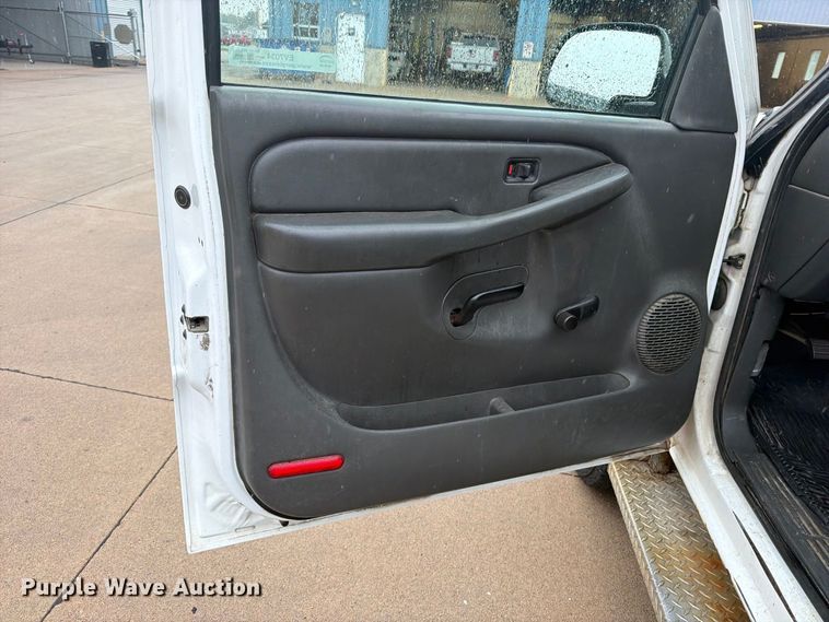 image for item EV7034 2004 GMC Sierra 2500HD pickup truck