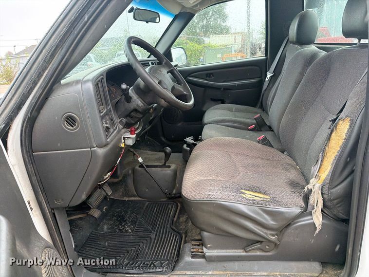 image for item EV7034 2004 GMC Sierra 2500HD pickup truck
