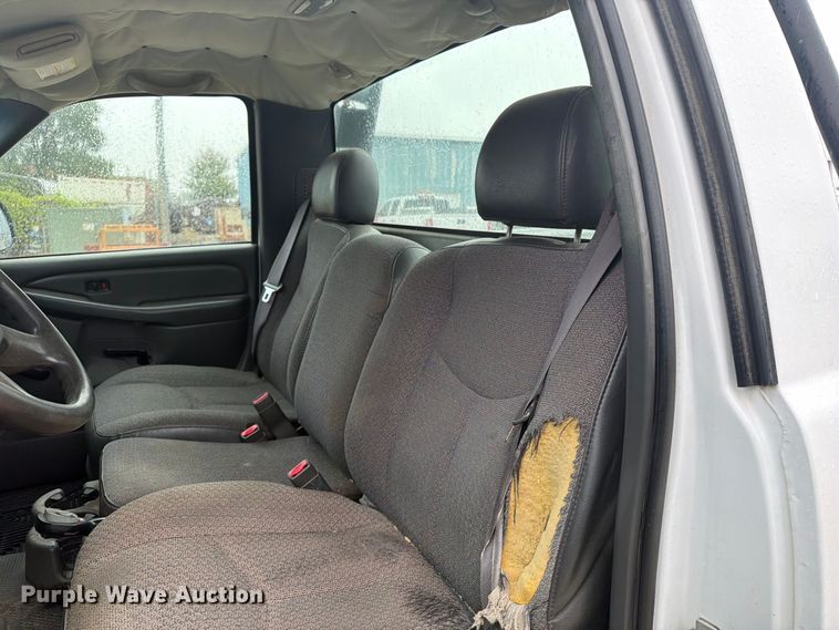 image for item EV7034 2004 GMC Sierra 2500HD pickup truck