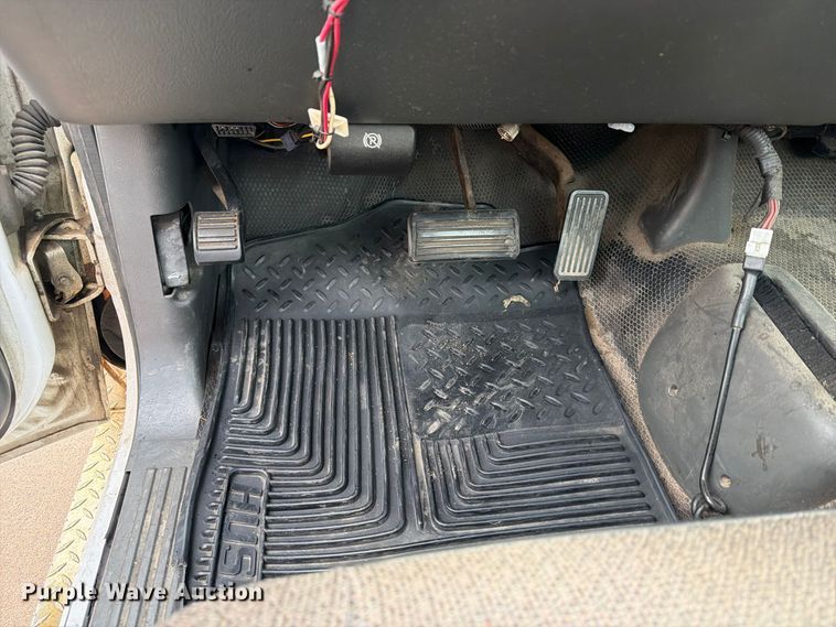 image for item EV7034 2004 GMC Sierra 2500HD pickup truck