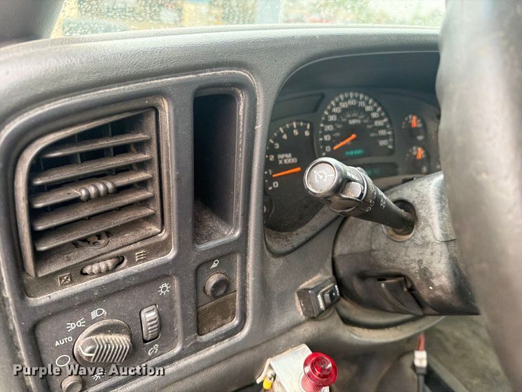 image for item EV7034 2004 GMC Sierra 2500HD pickup truck