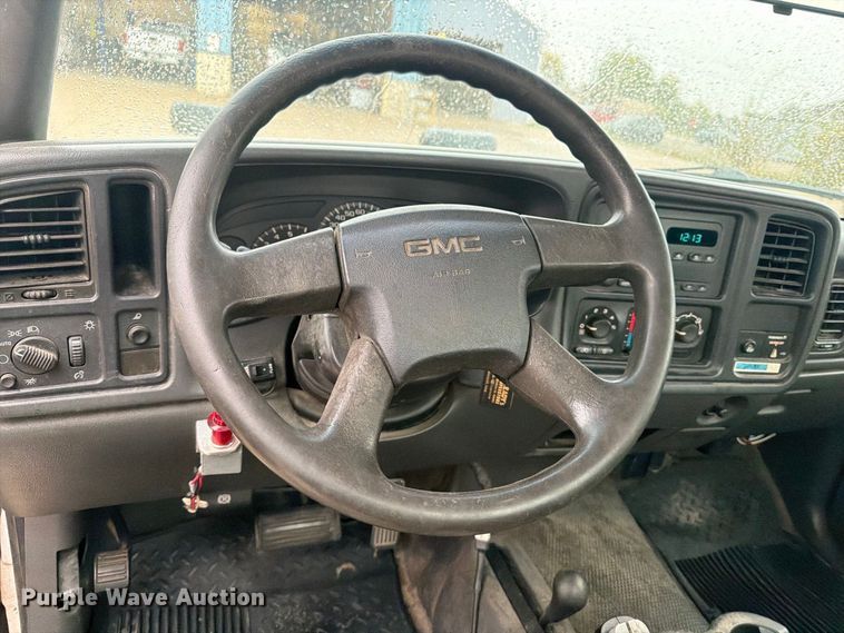 image for item EV7034 2004 GMC Sierra 2500HD pickup truck