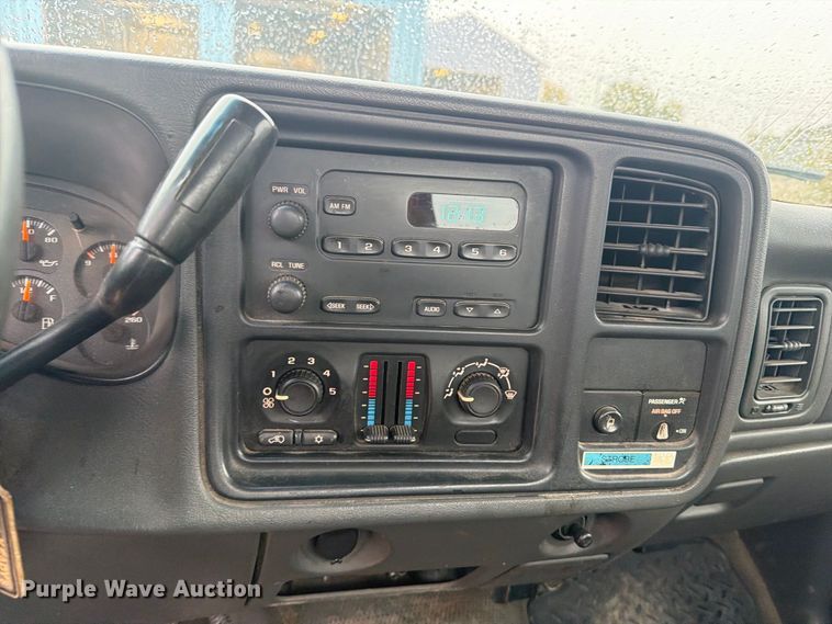 image for item EV7034 2004 GMC Sierra 2500HD pickup truck