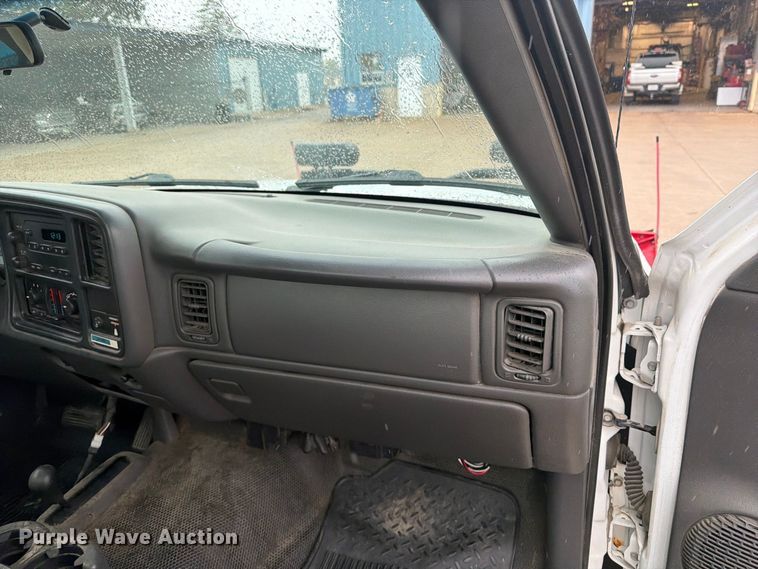 image for item EV7034 2004 GMC Sierra 2500HD pickup truck