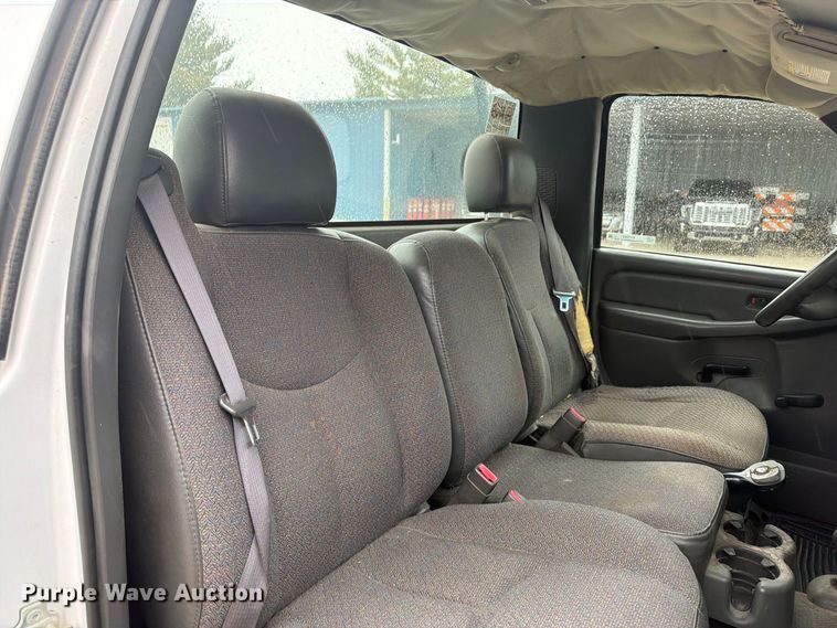 image for item EV7034 2004 GMC Sierra 2500HD pickup truck