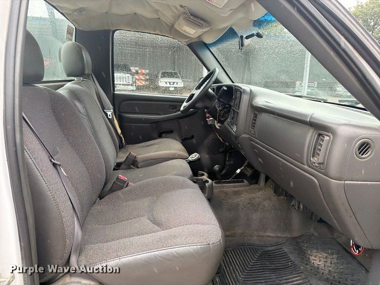 image for item EV7034 2004 GMC Sierra 2500HD pickup truck