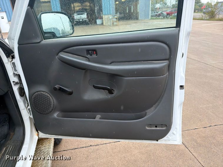 image for item EV7034 2004 GMC Sierra 2500HD pickup truck
