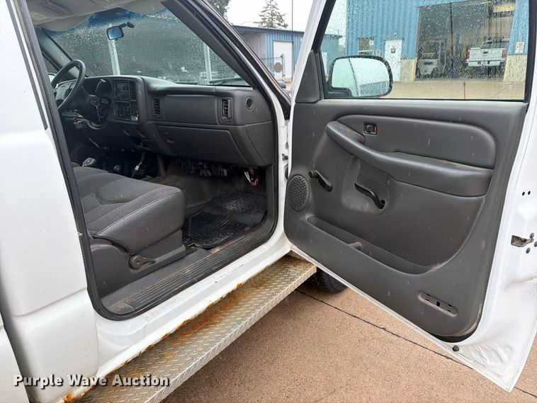 image for item EV7034 2004 GMC Sierra 2500HD pickup truck