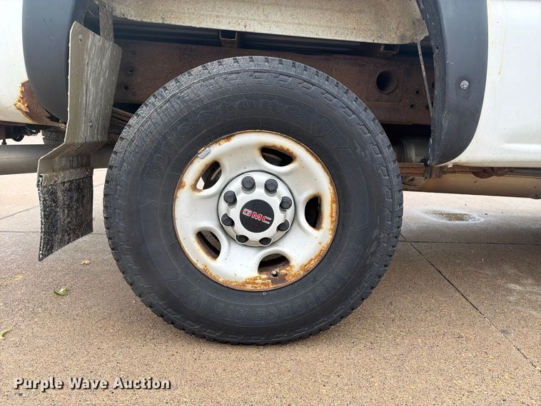 image for item EV7034 2004 GMC Sierra 2500HD pickup truck