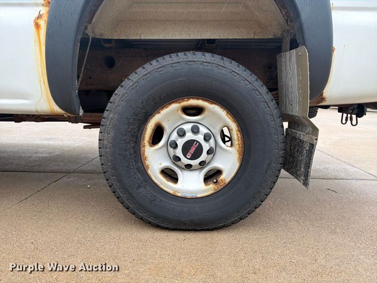 image for item EV7034 2004 GMC Sierra 2500HD pickup truck