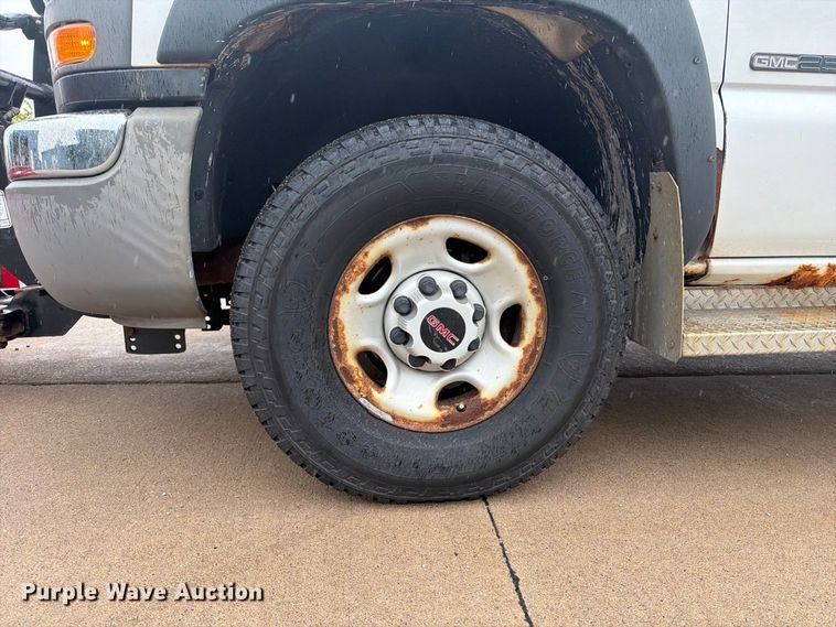 image for item EV7034 2004 GMC Sierra 2500HD pickup truck