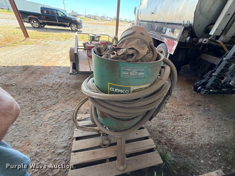 image for item EW7497 Clemco 2452 sand blast pot