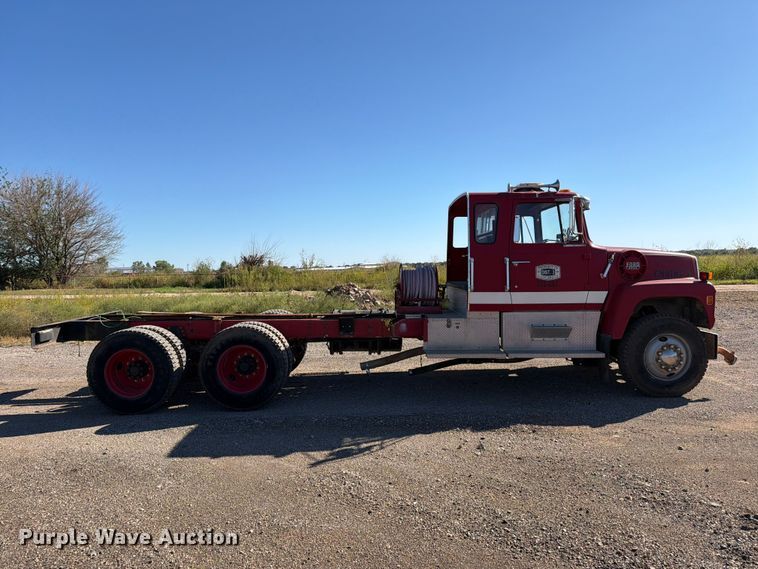 image for item EW7504 1984 Ford L8000 truck cab and chassis