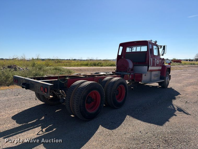 image for item EW7504 1984 Ford L8000 truck cab and chassis