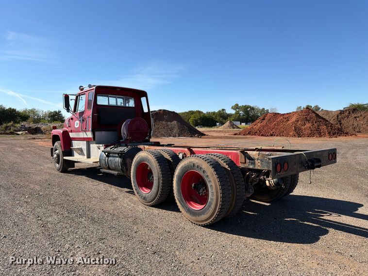 image for item EW7504 1984 Ford L8000 truck cab and chassis