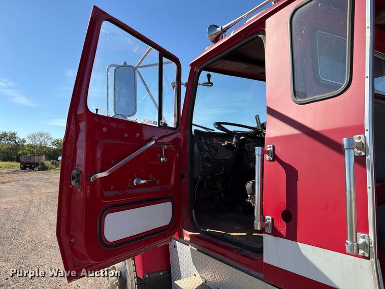 image for item EW7504 1984 Ford L8000 truck cab and chassis