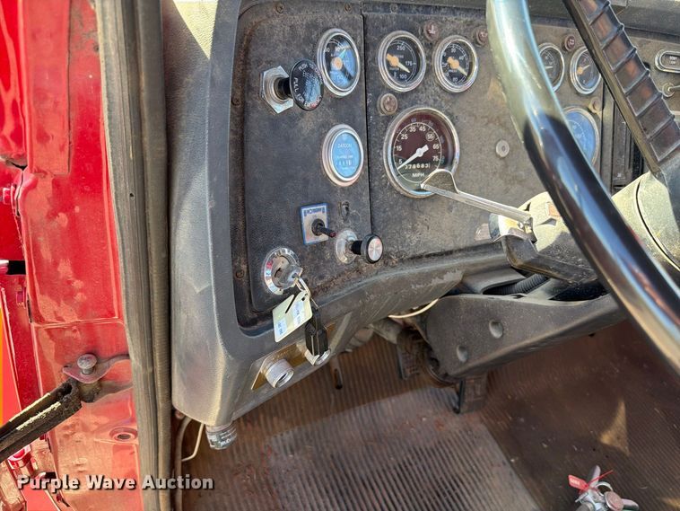 image for item EW7504 1984 Ford L8000 truck cab and chassis