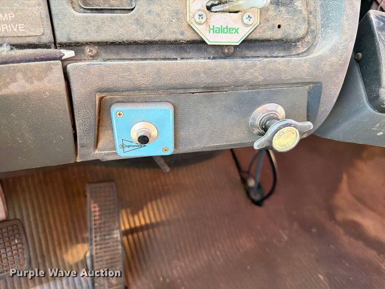 image for item EW7504 1984 Ford L8000 truck cab and chassis