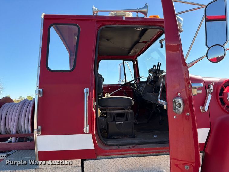 image for item EW7504 1984 Ford L8000 truck cab and chassis