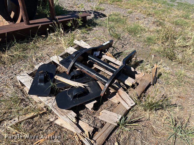 image for item EW7509 Caterpillar backhoe attachments