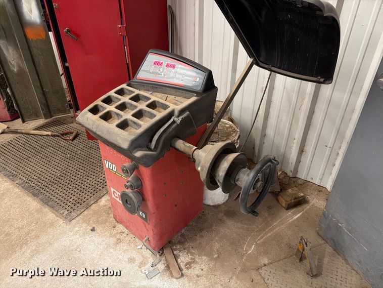 image for item EW7515 CEMB K9 tire balancing machine