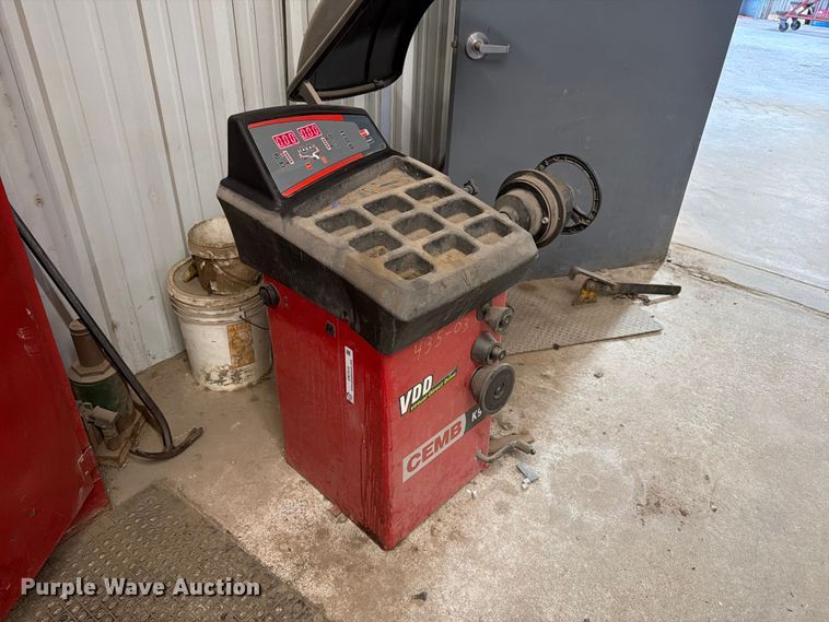 image for item EW7515 CEMB K9 tire balancing machine