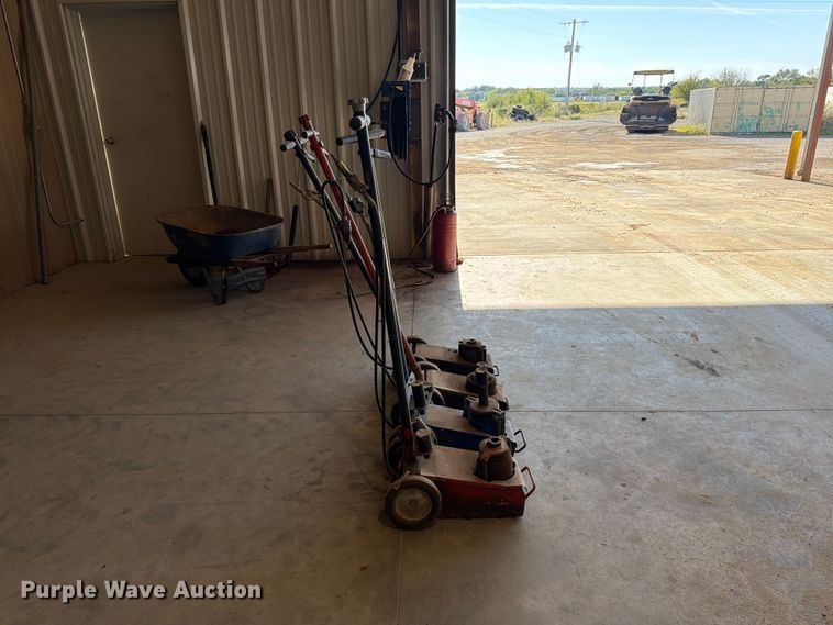 image for item EW7516 (4) floor jacks