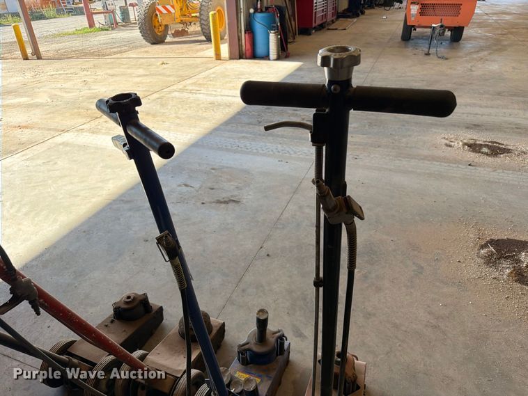 image for item EW7516 (4) floor jacks