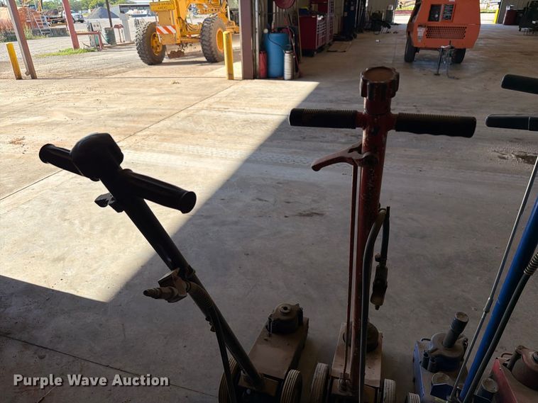 image for item EW7516 (4) floor jacks