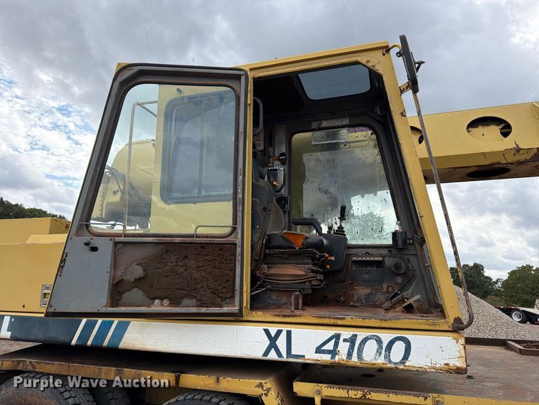 image for item EW7543 1999 Gradall XL4100 wheeled excavator