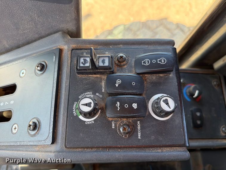 image for item EW7549 2016 John Deere 672G motor grader