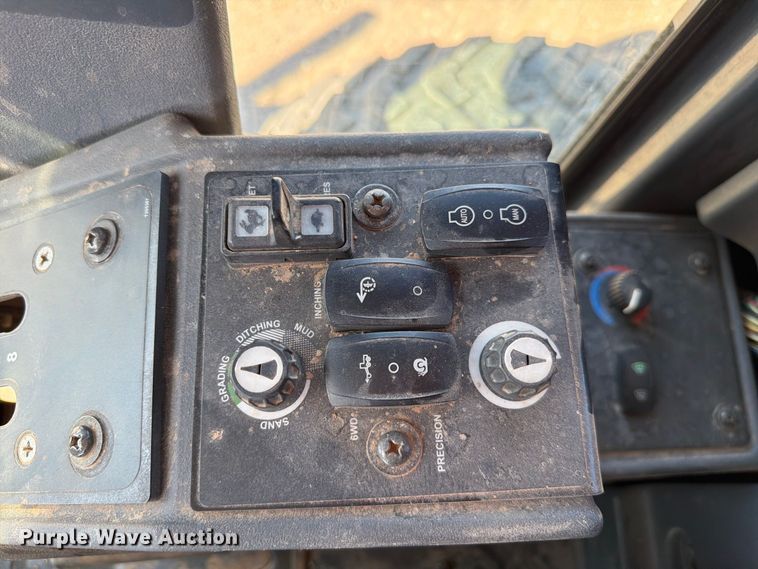 image for item EW7550 2017 John Deere 672G motor grader