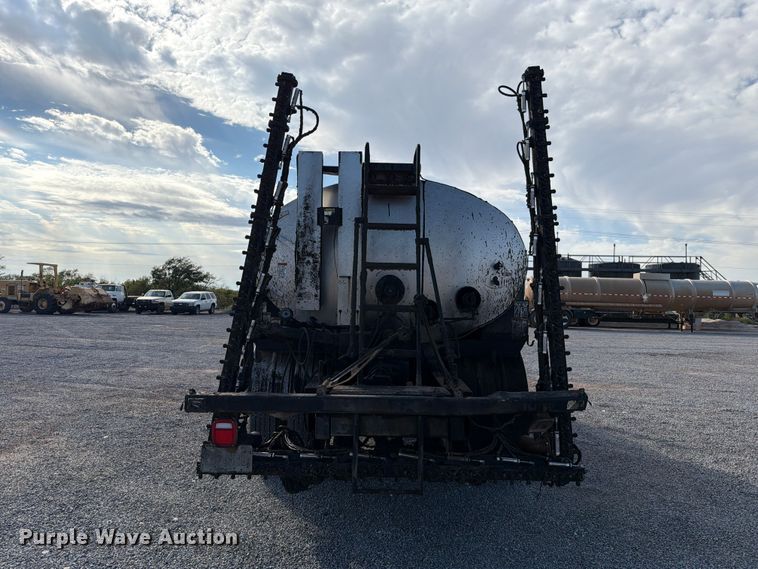image for item EW7589 2002 GMC C7500 oil distributor truck