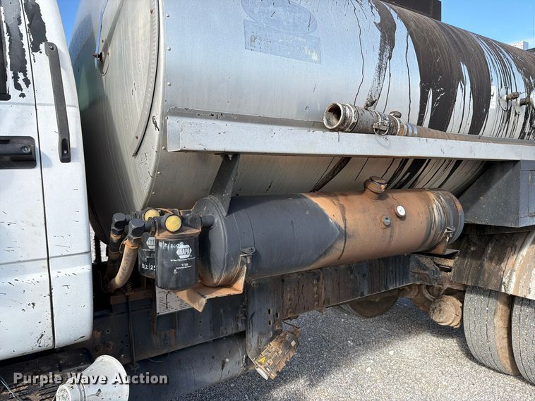 image for item EW7589 2002 GMC C7500 oil distributor truck