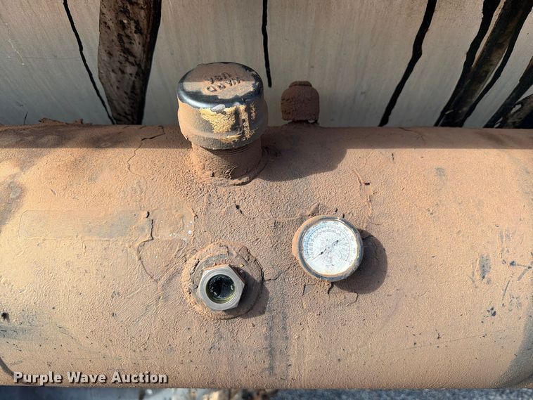 image for item EW7589 2002 GMC C7500 oil distributor truck