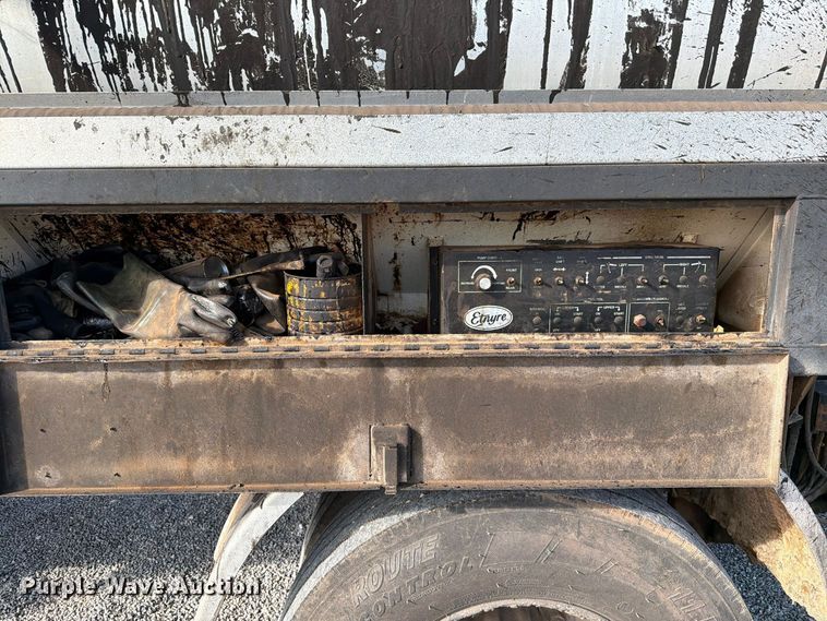 image for item EW7589 2002 GMC C7500 oil distributor truck