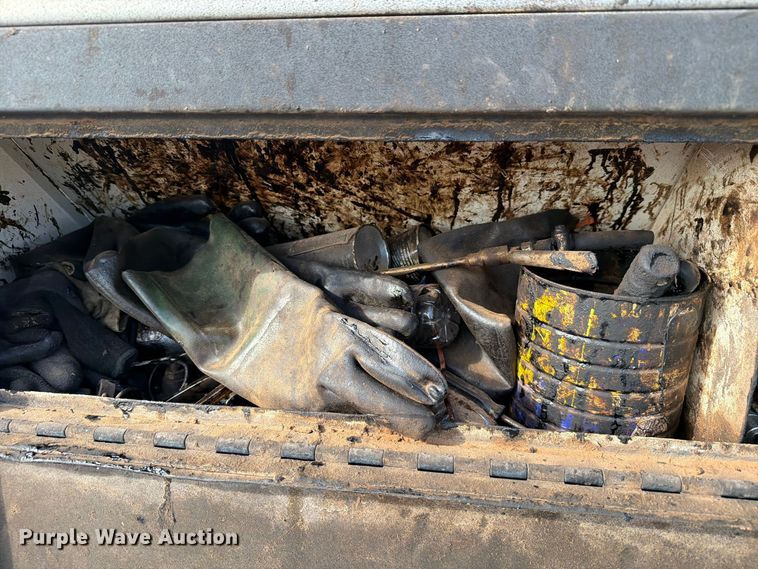 image for item EW7589 2002 GMC C7500 oil distributor truck