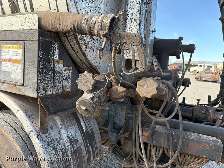 image for item EW7589 2002 GMC C7500 oil distributor truck
