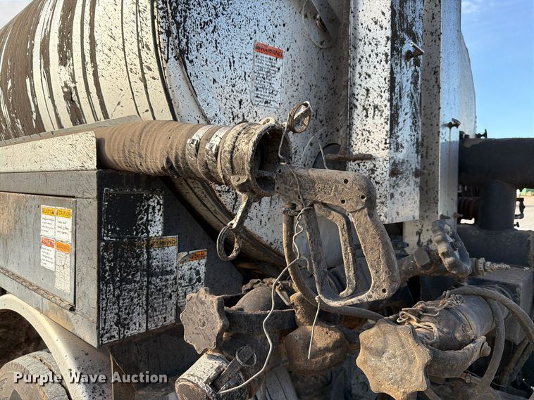 image for item EW7589 2002 GMC C7500 oil distributor truck