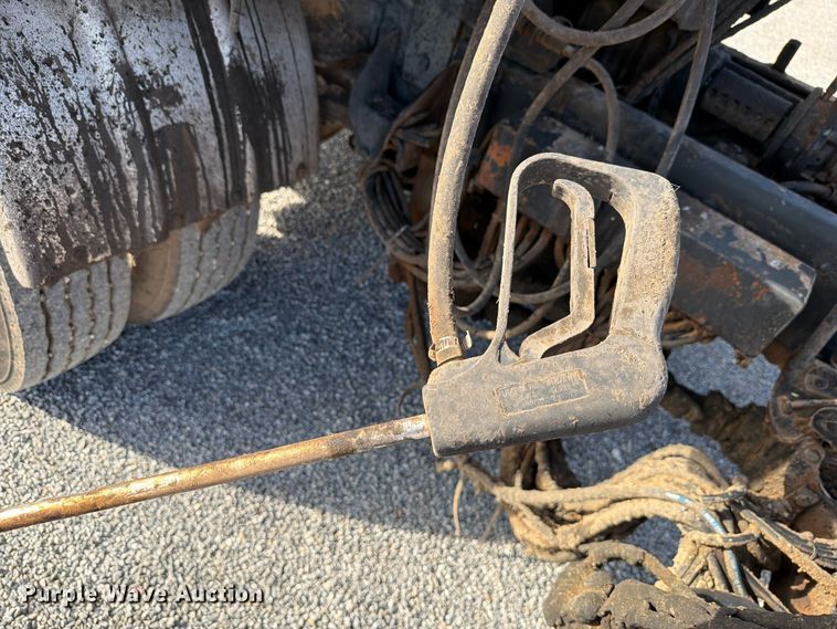 image for item EW7589 2002 GMC C7500 oil distributor truck