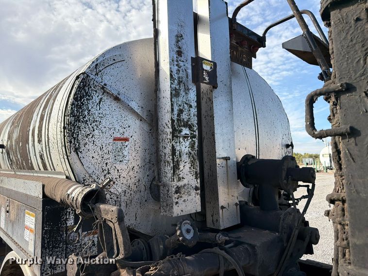 image for item EW7589 2002 GMC C7500 oil distributor truck