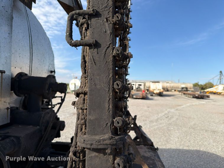 image for item EW7589 2002 GMC C7500 oil distributor truck