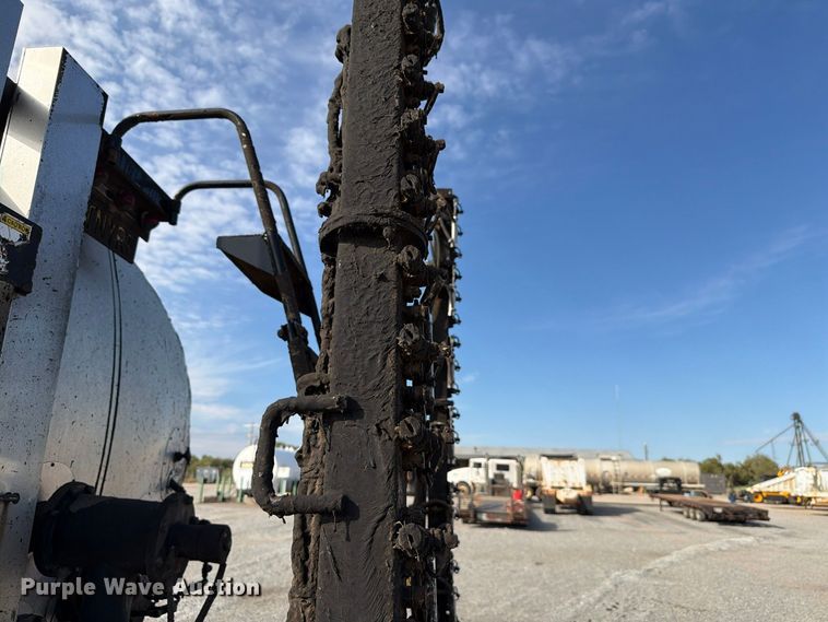 image for item EW7589 2002 GMC C7500 oil distributor truck