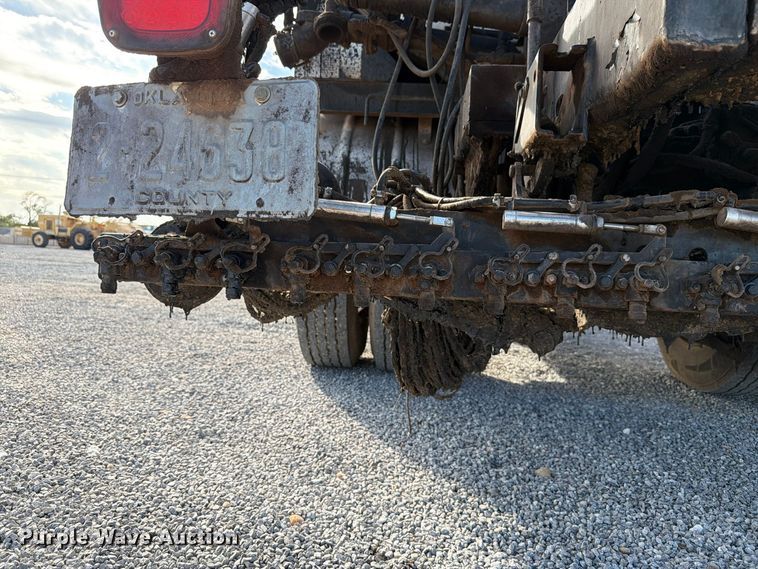 image for item EW7589 2002 GMC C7500 oil distributor truck