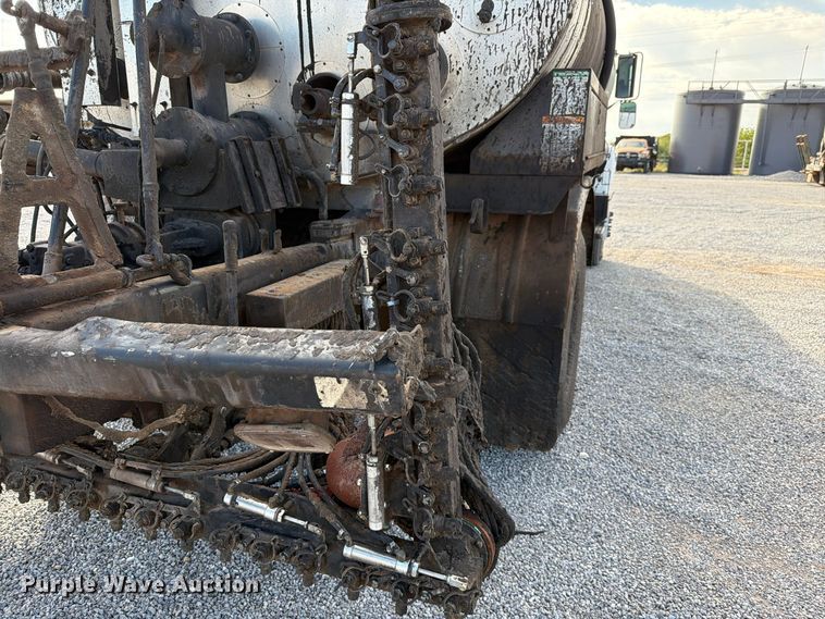 image for item EW7589 2002 GMC C7500 oil distributor truck