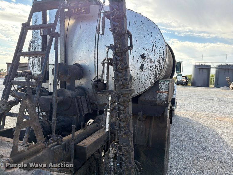 image for item EW7589 2002 GMC C7500 oil distributor truck