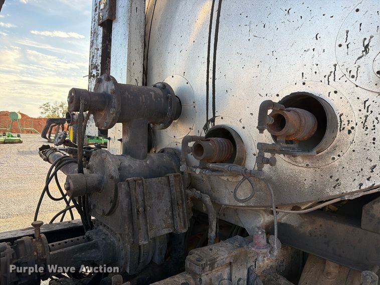 image for item EW7589 2002 GMC C7500 oil distributor truck