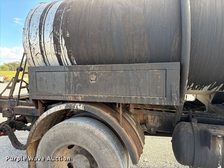 image for item EW7589 2002 GMC C7500 oil distributor truck